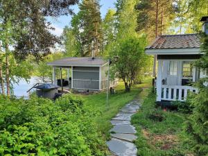 TaipalsaariMökki ja rantasauna Saimaan rannalla的小屋,旁边设有一条小径