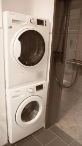 巴特萨克萨Ferienwohnung Katzenstein im Harz的浴室内提供白色洗衣机和烘干机