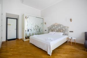 敖德萨KayKay Apartments的卧室配有一张白色的床和大型床头板