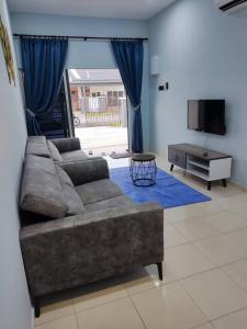 波德申Bahagia 137 Homestay with private pool的带沙发和电视的客厅