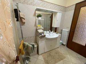 VeroliLA CASA IN COLLINA的一间带水槽和镜子的浴室