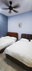 波德申Bahagia 137 Homestay with private pool的一间卧室配有两张床和吊扇