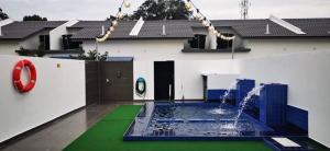 波德申Bahagia 137 Homestay with private pool的一座房子后院的游泳池