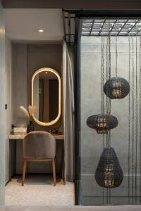 曼谷Goose Living的一间设有镜子、椅子和镜子的客房
