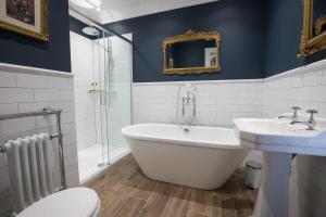 伦敦德里Bishop's Gate Hotel的带浴缸、盥洗盆和卫生间的浴室
