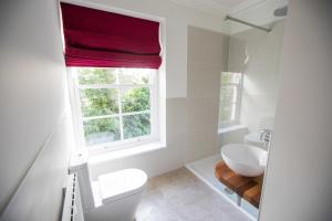 伦敦德里Bishop's Gate Hotel的一间带白色卫生间的浴室和窗户。