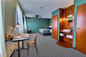 布勒Le Tonnelier的酒店客房配有书桌和床。