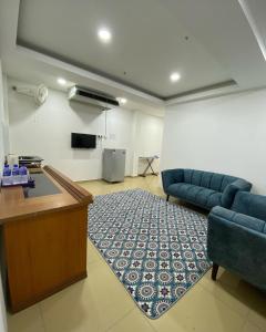 TangkakD' Anjung Inn的客厅配有沙发和桌子