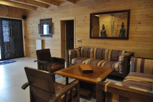阿尔·阿尔兹Chalet de Charme, Cedar, Lebanon, ENTIRE CHALET的客厅配有沙发和桌子