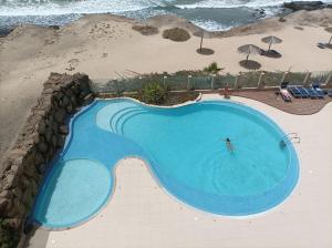 明德卢Seafront Holiday House on the Mindelo Bay的海滩旁游泳池的顶部景色