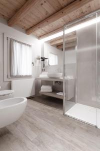 瓦尔多比亚德内Locanda MaMaGiò的一间带玻璃淋浴和水槽的浴室