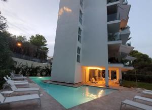 坎亚梅尔Brand New CalaDoy at 150 meters from Canyamel Beach, Pool & Garden, Solarium的一座酒店,在一座建筑旁边设有游泳池