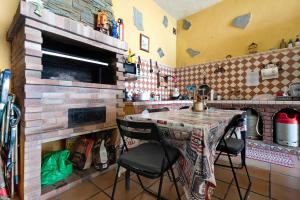 拉奥罗塔瓦House Vochozka的厨房配有桌子和两把椅子,设有壁炉