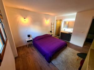 PrésillyFerme de la Gibussière的一间卧室,在房间内配有一张紫色的床