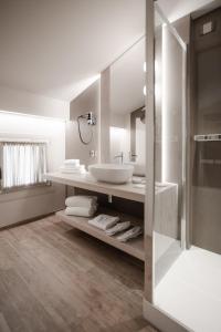 瓦尔多比亚德内Locanda MaMaGiò的一间带水槽和镜子的浴室