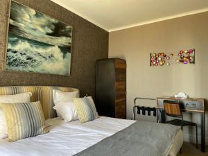 康卡勒德拉普因特都格伦酒店的一间卧室配有一张床、一张桌子和一张桌子