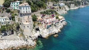 切塔拉Villa Levante - Direct Sea Access - Full Sea View - Amalfi Coast的水边悬崖上的一组建筑物