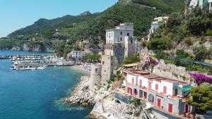 切塔拉Villa Levante - Direct Sea Access - Full Sea View - Amalfi Coast的山边小镇的空中景观
