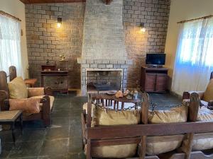 特雷索波利斯Casa encantadora na serra-Teresópolis的带沙发和壁炉的客厅