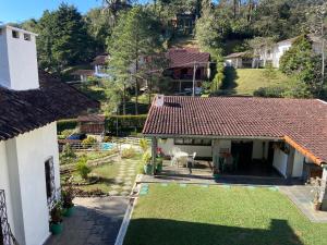 特雷索波利斯Casa encantadora na serra-Teresópolis的享有带庭院的房屋的空中景致