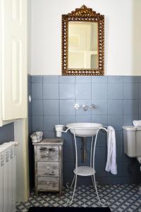 MurtosaCasa Galricho的蓝色的浴室设有水槽和镜子