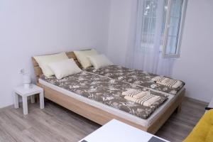 维尔蒂尼克Zlatne perle的小型客房内的一张床位。