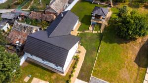 维尔蒂尼克Zlatne perle的黑色屋顶房屋的顶部景色