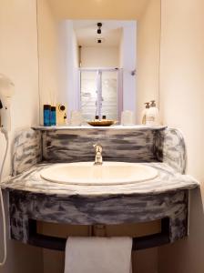 盖亚克拉维瑞雷酒店的一间带水槽和镜子的浴室