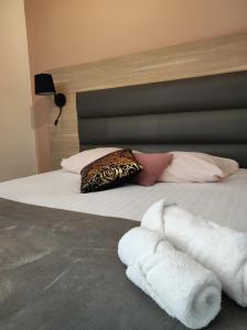 盖亚克拉维瑞雷酒店的一张带两个白色毛巾的床