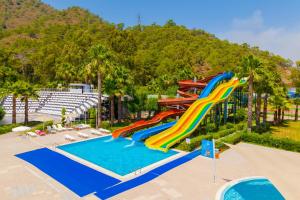 希萨勒尼Fortezza Beach Resort的度假村的水上滑梯,设有游泳池