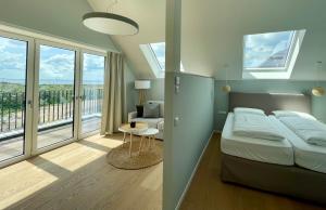 万根沃格Westeroog的一间卧室配有一张床,另一间设有阳台。