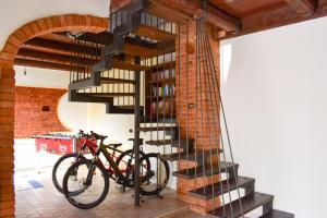 Vezza d'AlbaROERooms的两辆自行车停放在螺旋楼梯旁