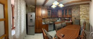 克鲁亚Villa Celaj “The Castle”的厨房配有桌子和冰箱