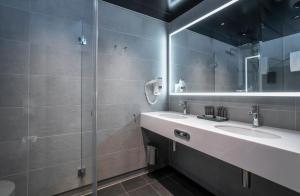 斯沃尔韦尔Thon Hotel Svolvær的浴室设有2个水槽和镜子