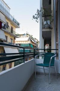 雅典Athens Special的阳台顶部的绿色椅子