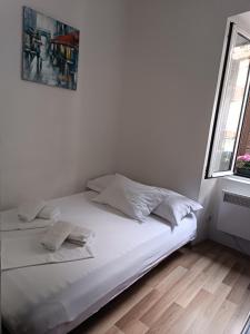 科托尔Guesthouse BiT Accommodation的客房内的一张带两个枕头的白色床