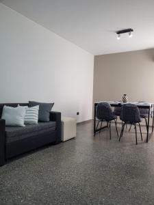 门多萨BE Apartments Vicente的客厅配有沙发和桌椅