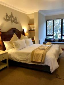 塞吉菲尔德鹈鹕旅馆的一间卧室配有一张带白色床单的大床