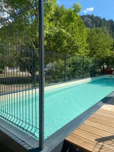 卡斯特拉讷弗雷德里克·密斯特拉营地酒店的游泳池周围设有围栏