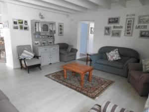 赫曼努斯6 bedroom house and cottage的客厅配有两张沙发和一张咖啡桌
