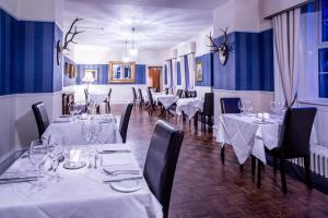 希河谷多明泽城堡乡村民宿的用餐室配有白色桌子和黑色椅子