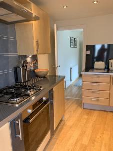 莫珀斯Modern 3 bed house in the heart of Morpeth town.的厨房配有炉灶和台面