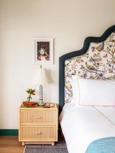 萨默塞特剑桥海滩度假酒店的一间卧室配有一张床和一张带台灯的桌子