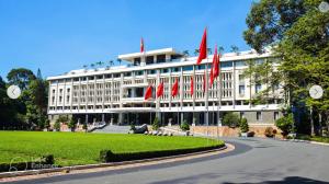胡志明市Felix Hotel的前面有红旗的白色建筑
