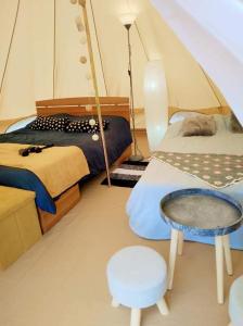 Tiny House Village Resort的一间卧室配有两张床,帐篷内配有一张桌子