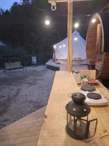 Tiny House Village Resort的帐篷配有炉灶和炉灶烤箱