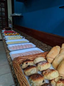 阿布拉奥Pousada Exuberante的餐桌上的糕点和面包自助餐