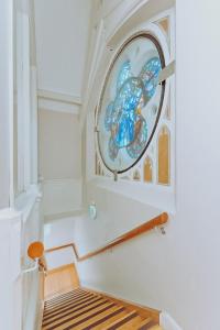 都柏林加德纳之家旅舍的一间带长凳和彩色玻璃窗的房间