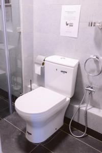 哥打京那巴鲁Petronella Suites Apartment @ Jesselton Quay的浴室配有白色卫生间和淋浴。