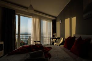 哥鲁拜克Horizont Dedine的一间卧室设有一张床和一个大窗户
